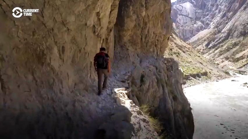 Video z vesnice, kam vede přístupová cesta jen na vlastní nebezpečí